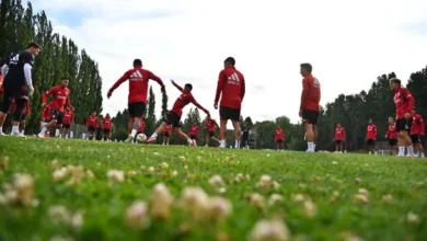 Imagen de los jugadores de River Plate y Peñarol en el campo de juego