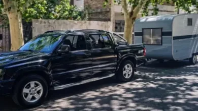 Imagen de una camioneta con casa rodante en la autovía