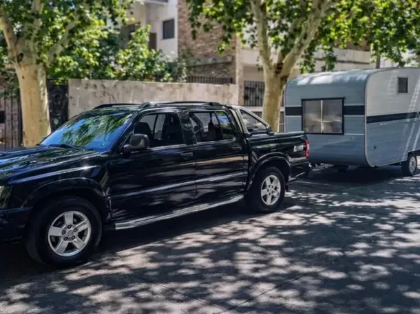Imagen de una camioneta con casa rodante en la autovía
