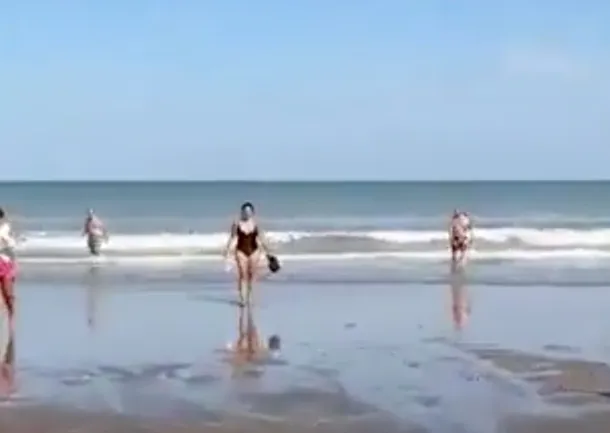 Imagen de destrucción en la playa de Mar del Plata después del 'mini tsunami'