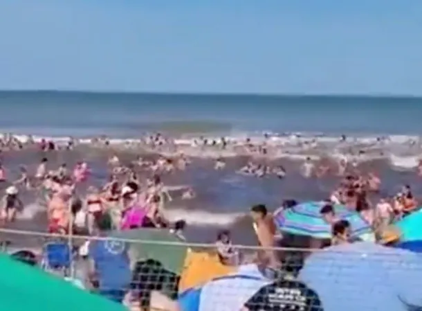 Imagen de la playa de Mar del Plata después del mini tsunami