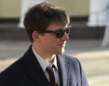 Logo de la UIF con un fondo de gráficos de análisis financiero