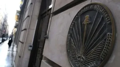 Imagen de un juez con una constitución en la mano