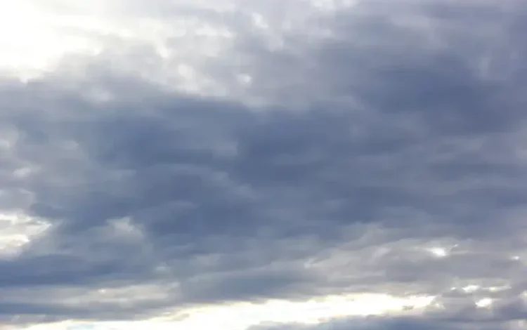 Tormenta eléctrica en el cielo