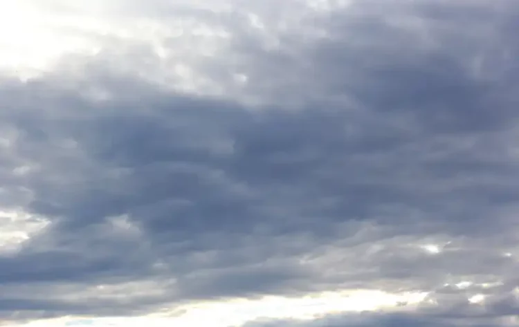 Tormenta eléctrica en el cielo