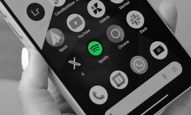 Imagen de la interfaz de Spotify con un teléfono móvil