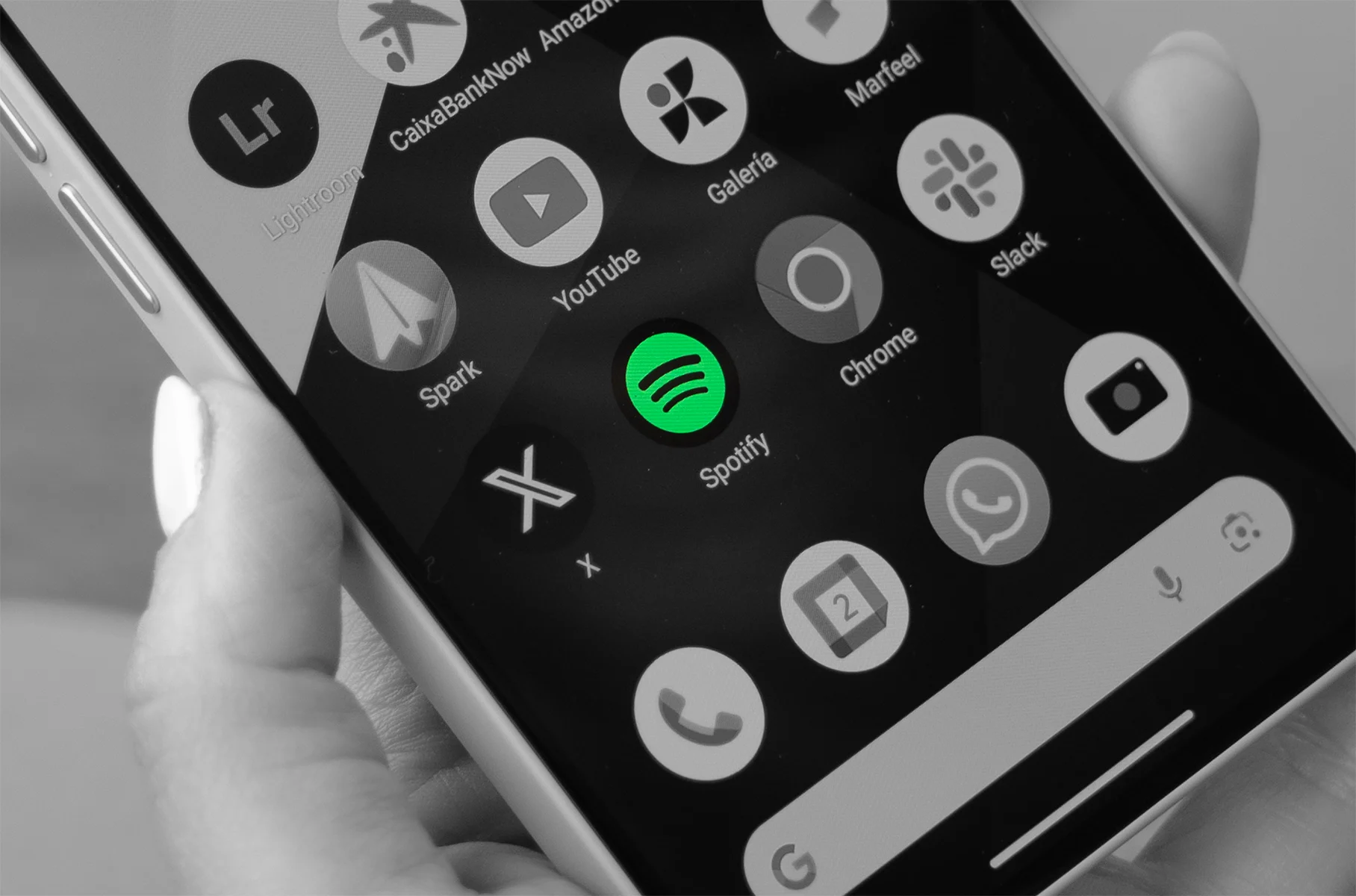 Imagen de la interfaz de Spotify con un teléfono móvil