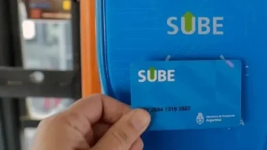 Imagen de una tarjeta SUBE y un celular con la app SUBE
