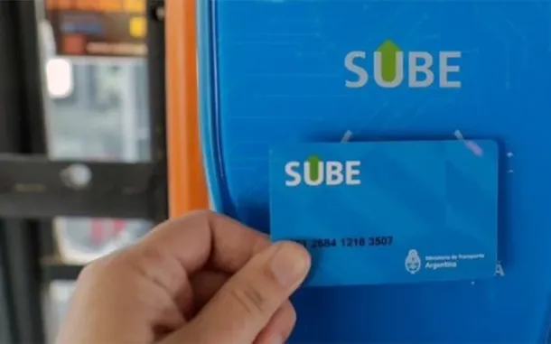 Imagen de una tarjeta SUBE y un celular con la app SUBE