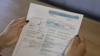Imagen de una factura de electricidad y gas con un sello que dice 'subsidio'
