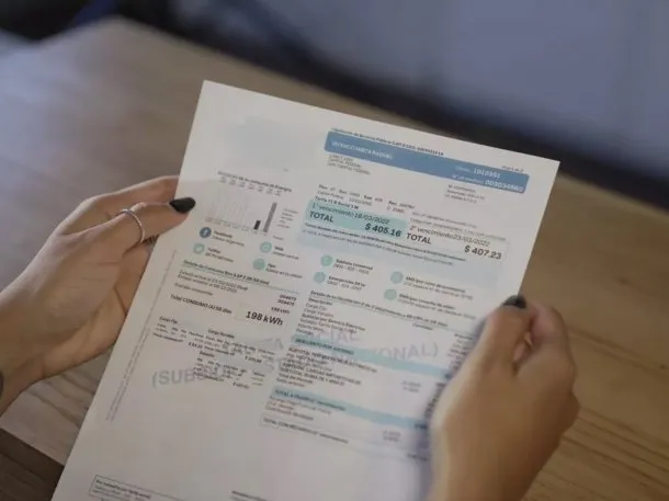 Imagen de una factura de electricidad y gas con un sello que dice 'subsidio'