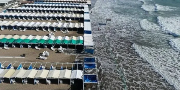 Imagen de la sudestada en Mar del Plata, con el mar avanzando sobre la playa