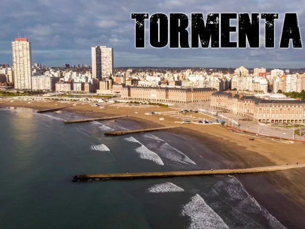 Imagen de tormenta negra en Mar del Plata