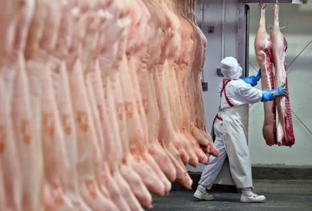 Trabajadores en un frigorífico argentino