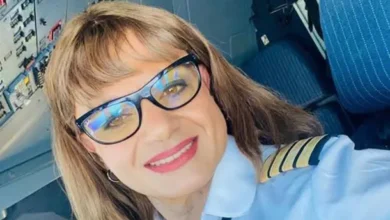 Traniela Campolieto, piloto trans, sonríe en una imagen con un fondo de aviones