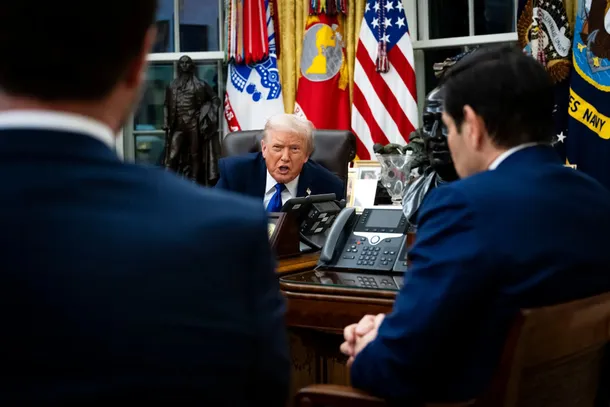 Foto de Donald Trump en una reunión en la Casa Blanca