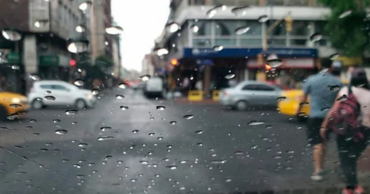 Mapa del clima de Córdoba con tormentas y nubes oscuras