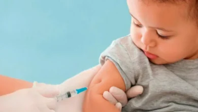 Niño recibiendo una vacuna en un centro de salud