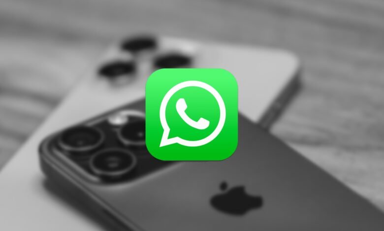 Imagen del nuevo diseño de WhatsApp con estilo Liquid Glass en iOS 26