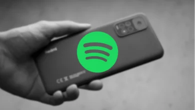 Imagen de un móvil con la aplicación de Spotify abierta