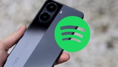 Imagen de un auricular escuchando música en Spotify