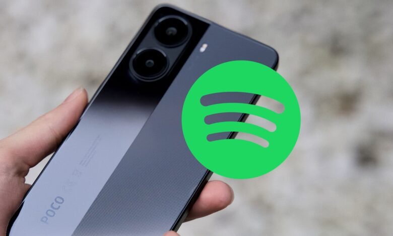Imagen de un auricular escuchando música en Spotify