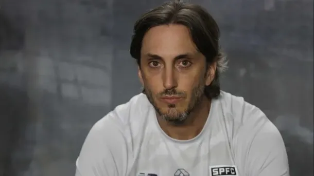 Luis Zubeldía en una conferencia de prensa con el Fluminense