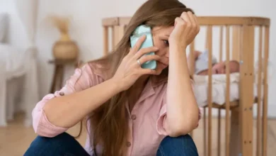 Padre con su hijo recién nacido, destacando la importancia de las licencias por paternidad