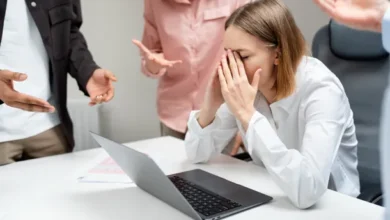 Imagen de una persona trabajando en una oficina con un fondo de gráficos de economía