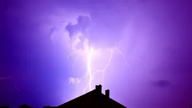 Imagen de un rayo cayendo en un patio de una casa