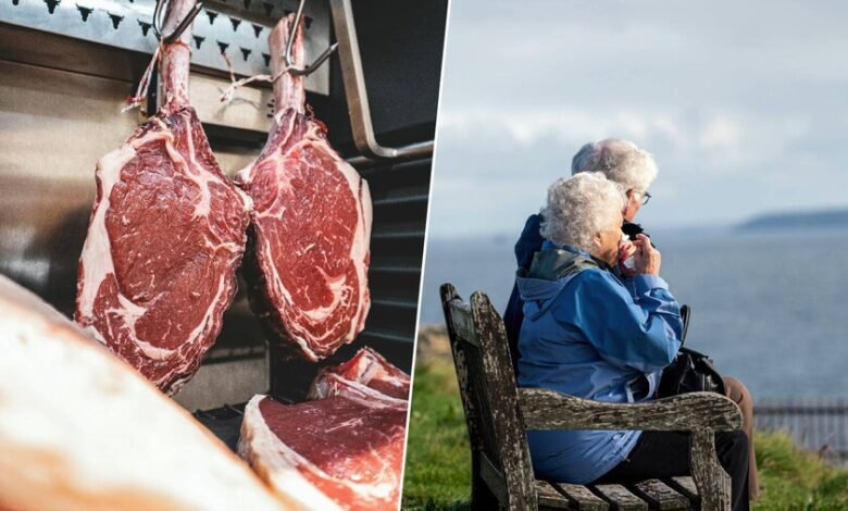 Imagen de una persona mayor disfrutando de una comida saludable