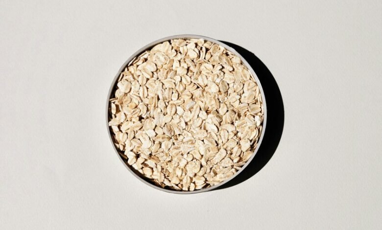 Imagen de un tazón de avena con frutas y nueces