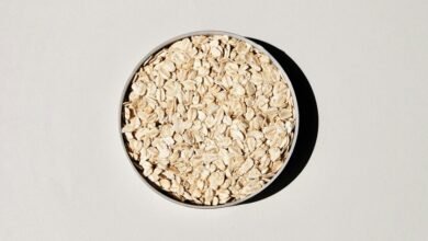 Una taza de avena cocida con frutas y nueces