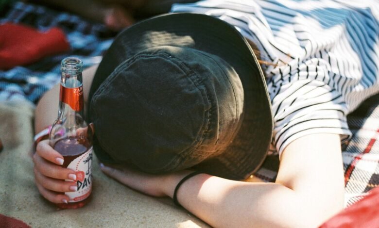 Ilustración de bacterias en el intestino produciendo alcohol