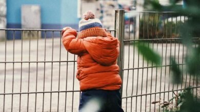 Niños jugando en un parque