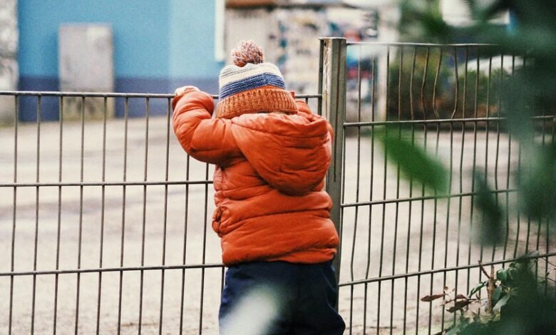 Niños jugando en un parque