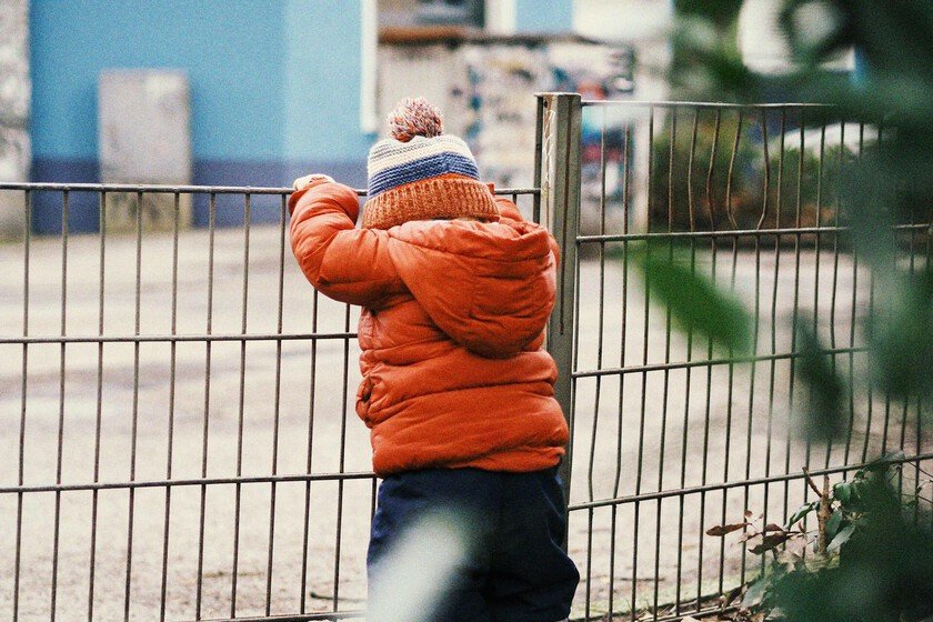 Niño pequeño jugando con bloques, con una expresión de frustración en su rostro