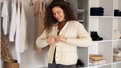 Persona cambiándose de ropa en su casa