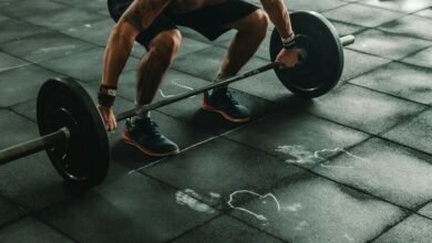 Persona mayor realizando sentadillas en un gimnasio