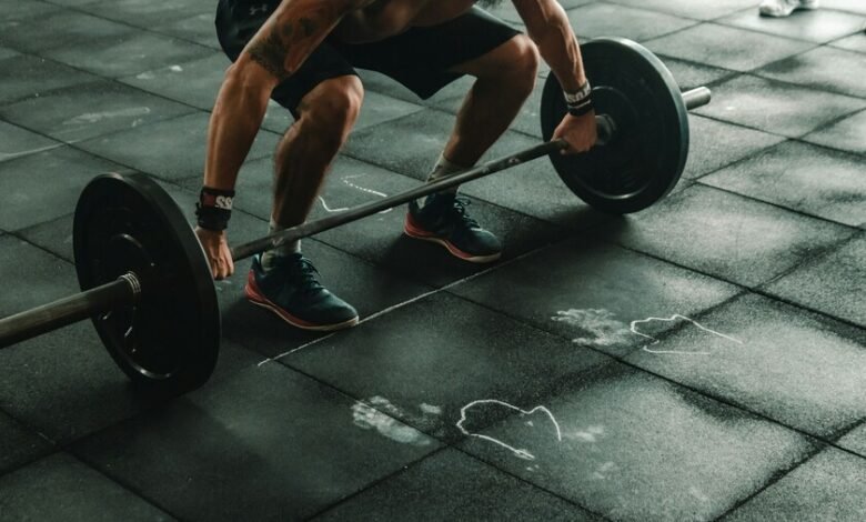 Persona mayor realizando sentadillas en un gimnasio