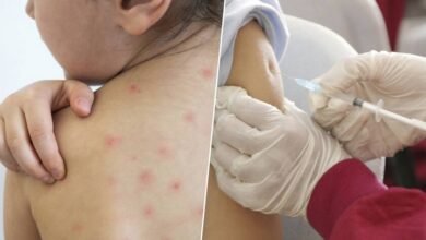 Imagen de un médico con mascarilla y bata blanca, con un fondo de mapas de México y gráficos de estadísticas de salud