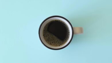 Una taza de café caliente con vapor ascendiendo