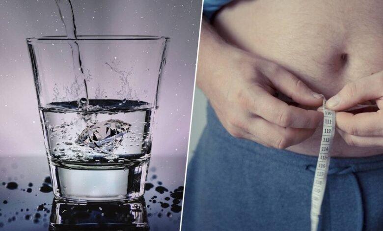 Una persona bebiendo agua con gas en un vaso