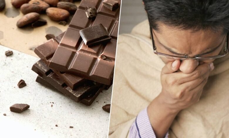 Persona estornudando después de comer chocolate negro