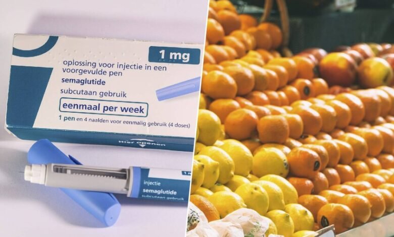 Persona comiendo un plato de frutas y verduras