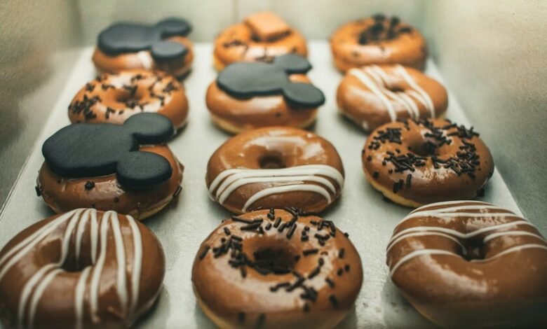 Imagen de una persona sosteniendo un paquete de snacks ultraprocesados con una cruz roja sobre él, simbolizando el peligro para la salud