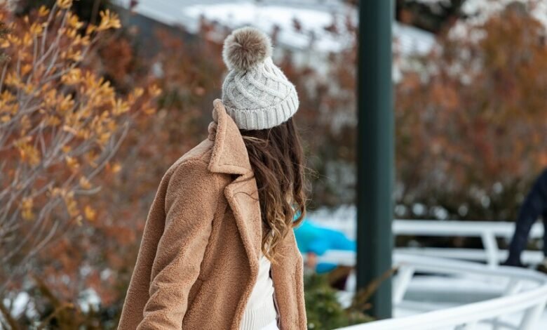 Persona llevando un gorro en un día frío