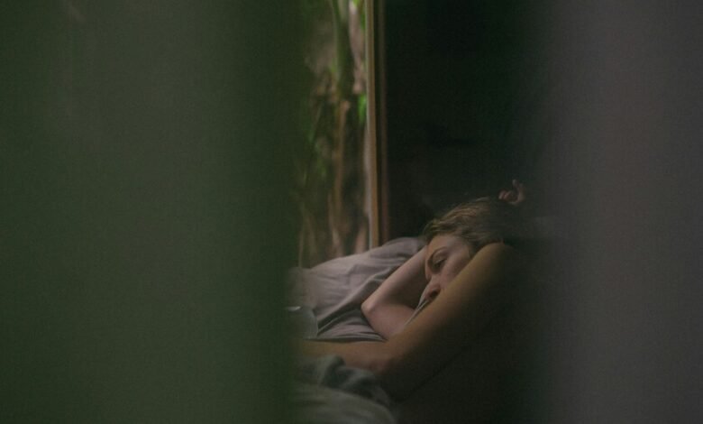 Persona despertando con la luz del sol