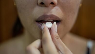 Imagen de una pastilla de paracetamol con un círculo rojo de advertencia