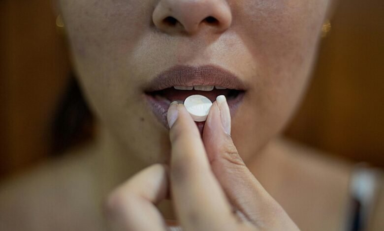 Imagen de una pastilla de paracetamol con un fondo de hospitales y médicos
